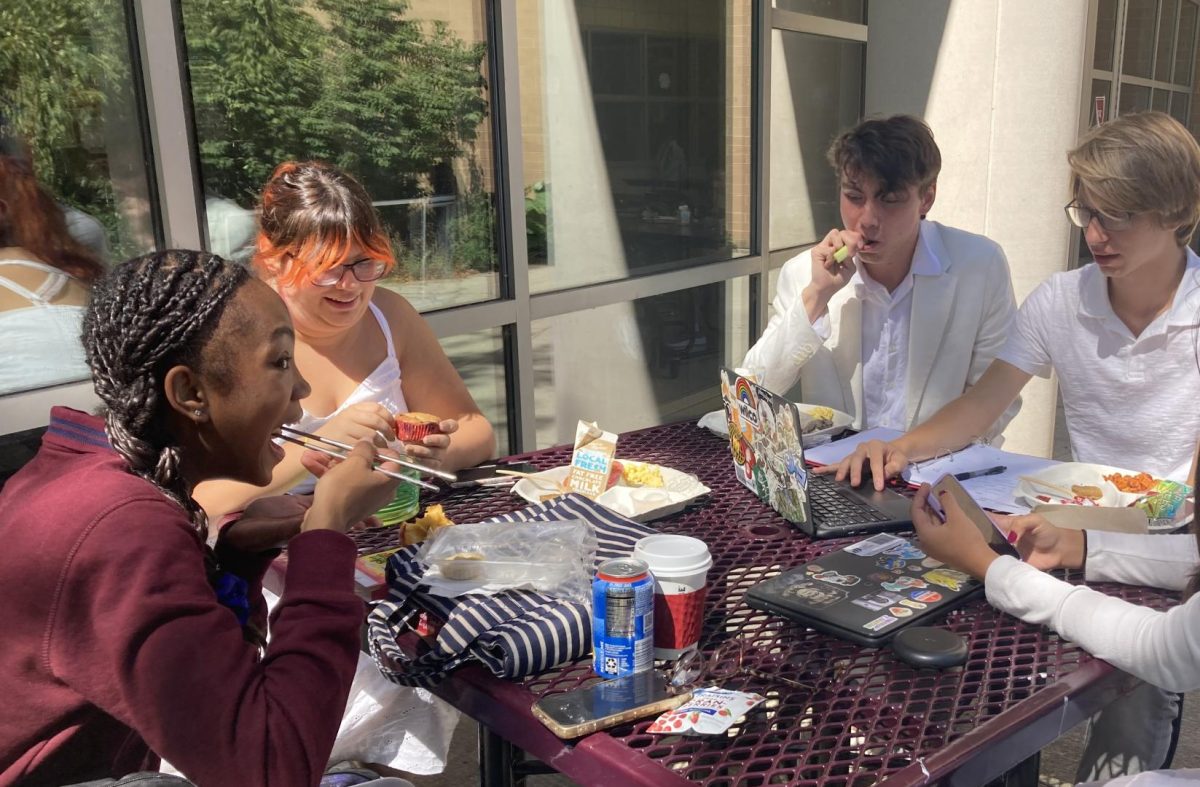 Seniors enjoy lunch outside 